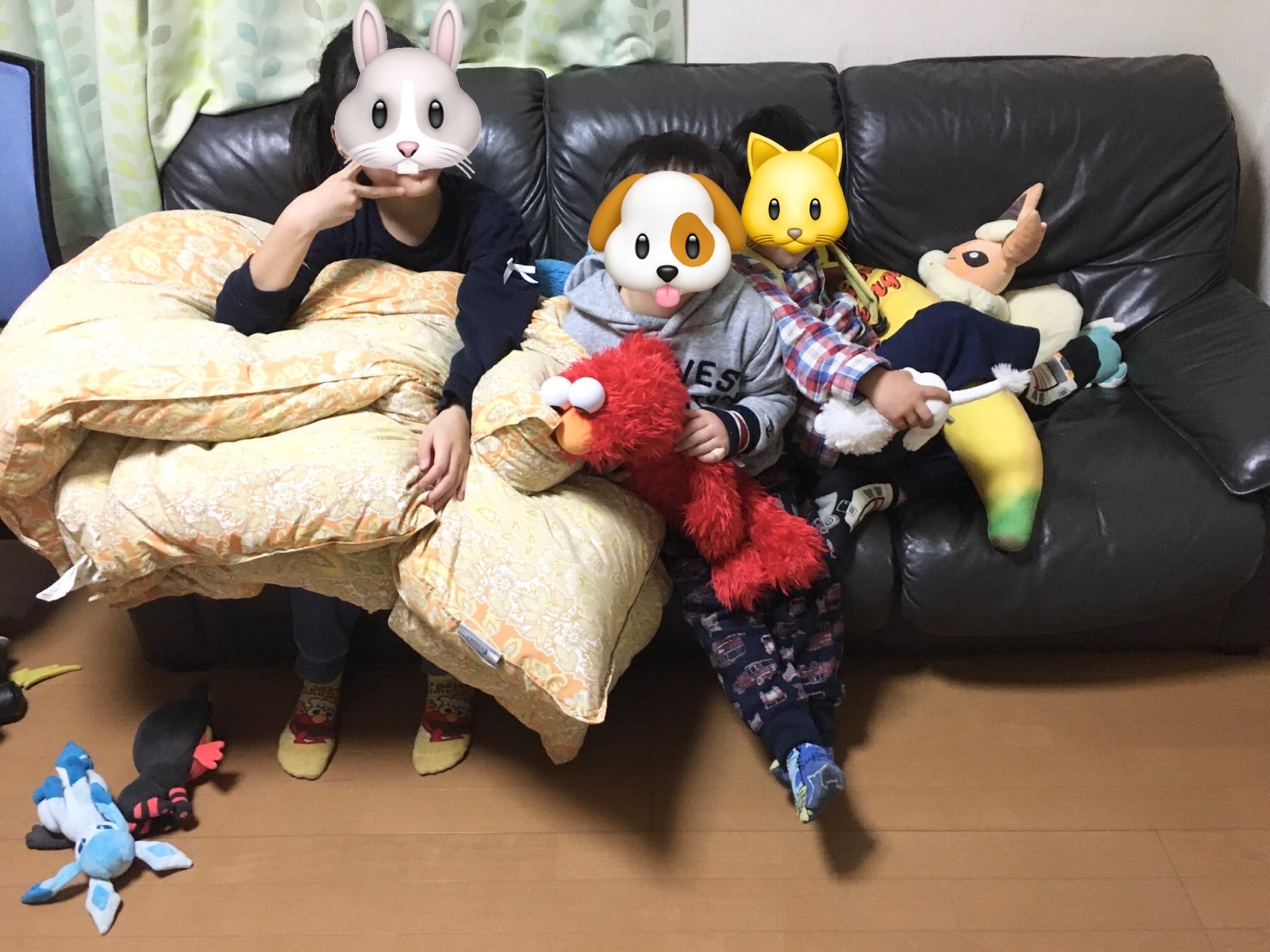 ぬいぐるみと赤ちゃん 中程度の精度で自動的に生成された説明