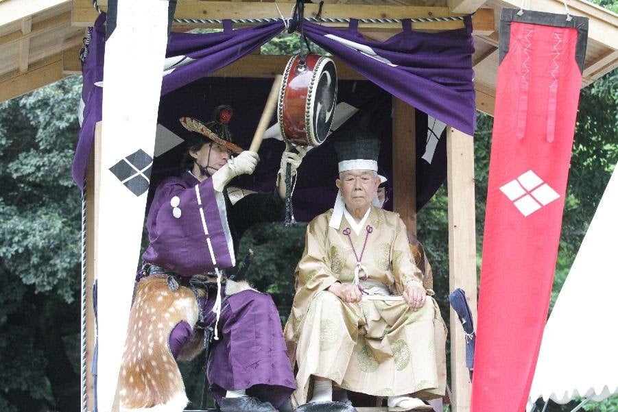 屋外, 座る, 写真, 衣類 が含まれている画像
自動的に生成された説明