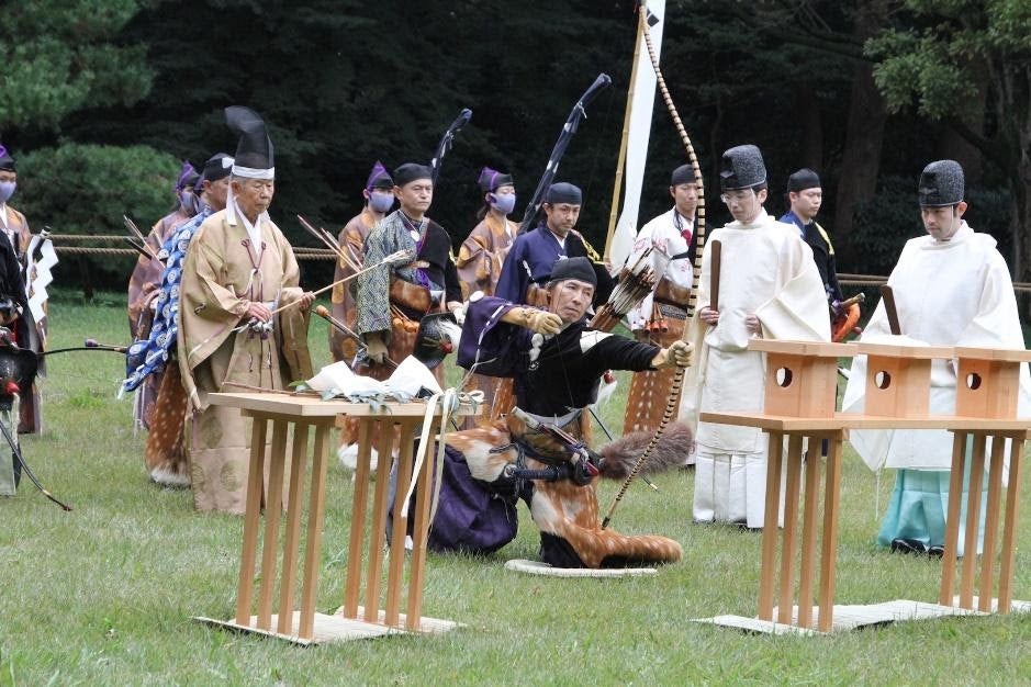 草, 屋外, 人, 民衆 が含まれている画像
自動的に生成された説明