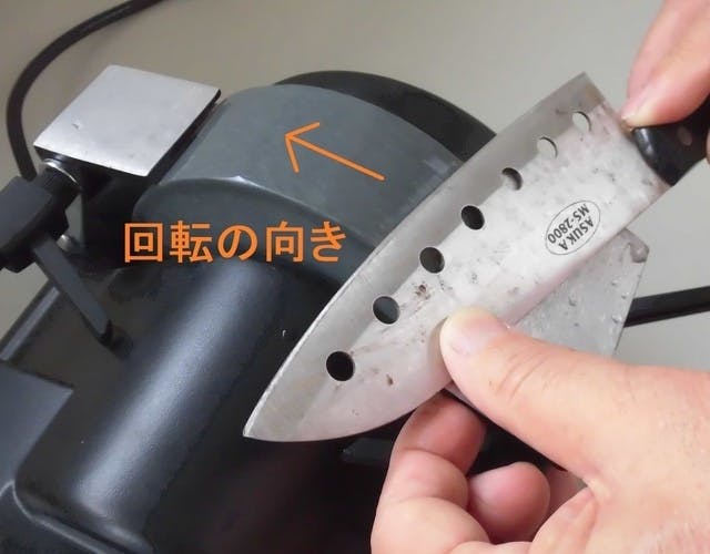 日本には刃物を研ぐ文化が有ります。電動式水研ぎ機で、お使いの刃物を 