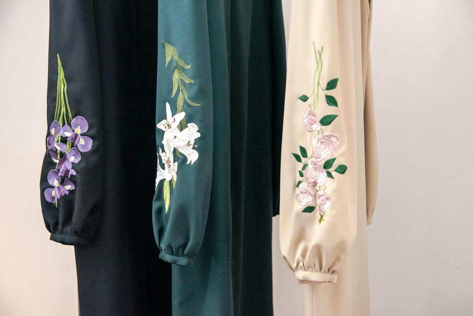 両袖に 凛と咲く刺繍 岐阜の刺繍工房が贈る 花を着るワンピース Campfire キャンプファイヤー 両袖に 凛と咲く刺繍 岐阜の刺繍工房が贈る 花を着るワンピース Campfire キャンプファイヤー
