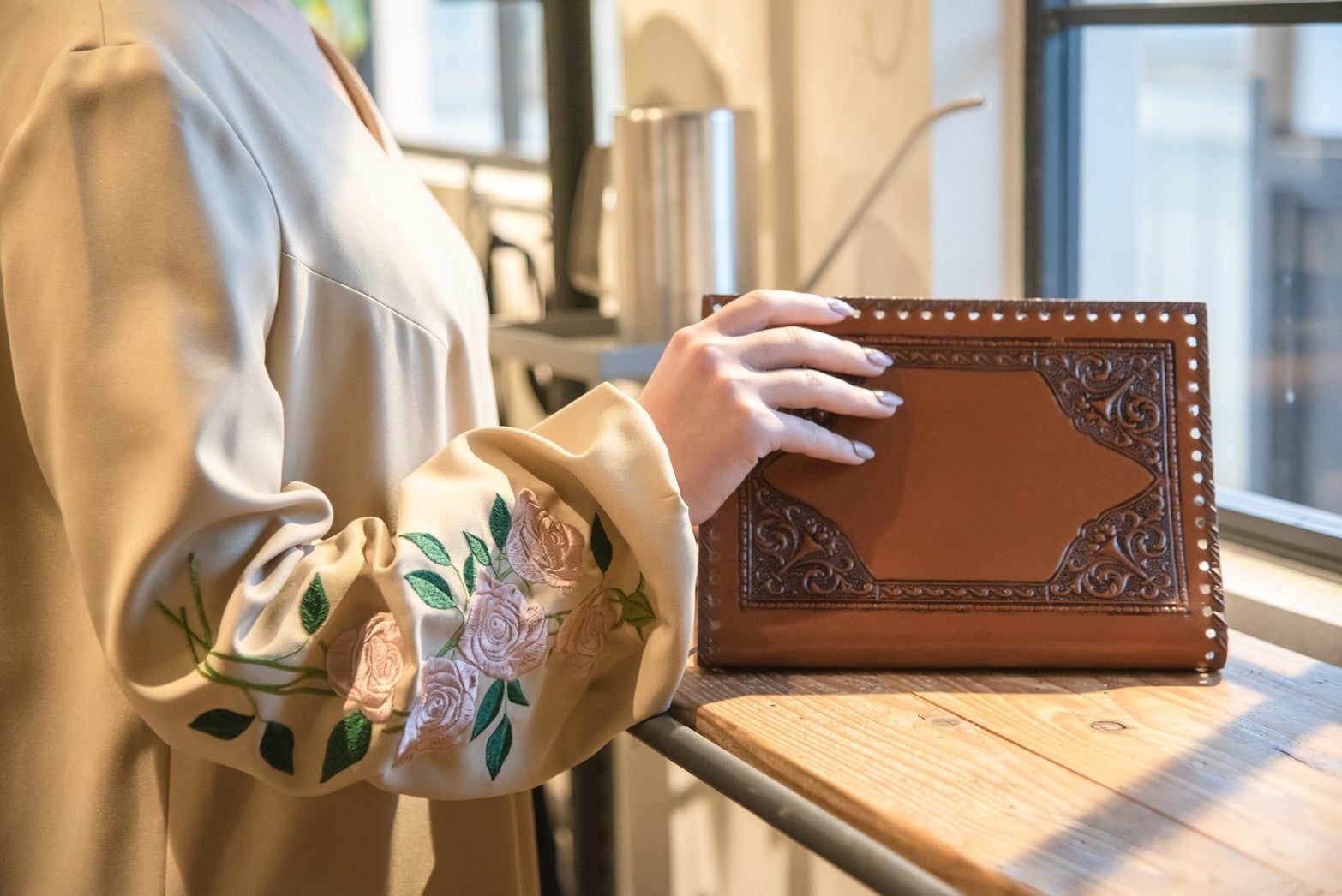 両袖に、凛と咲く刺繍】岐阜の刺繍工房が贈る、「花を着るワンピース