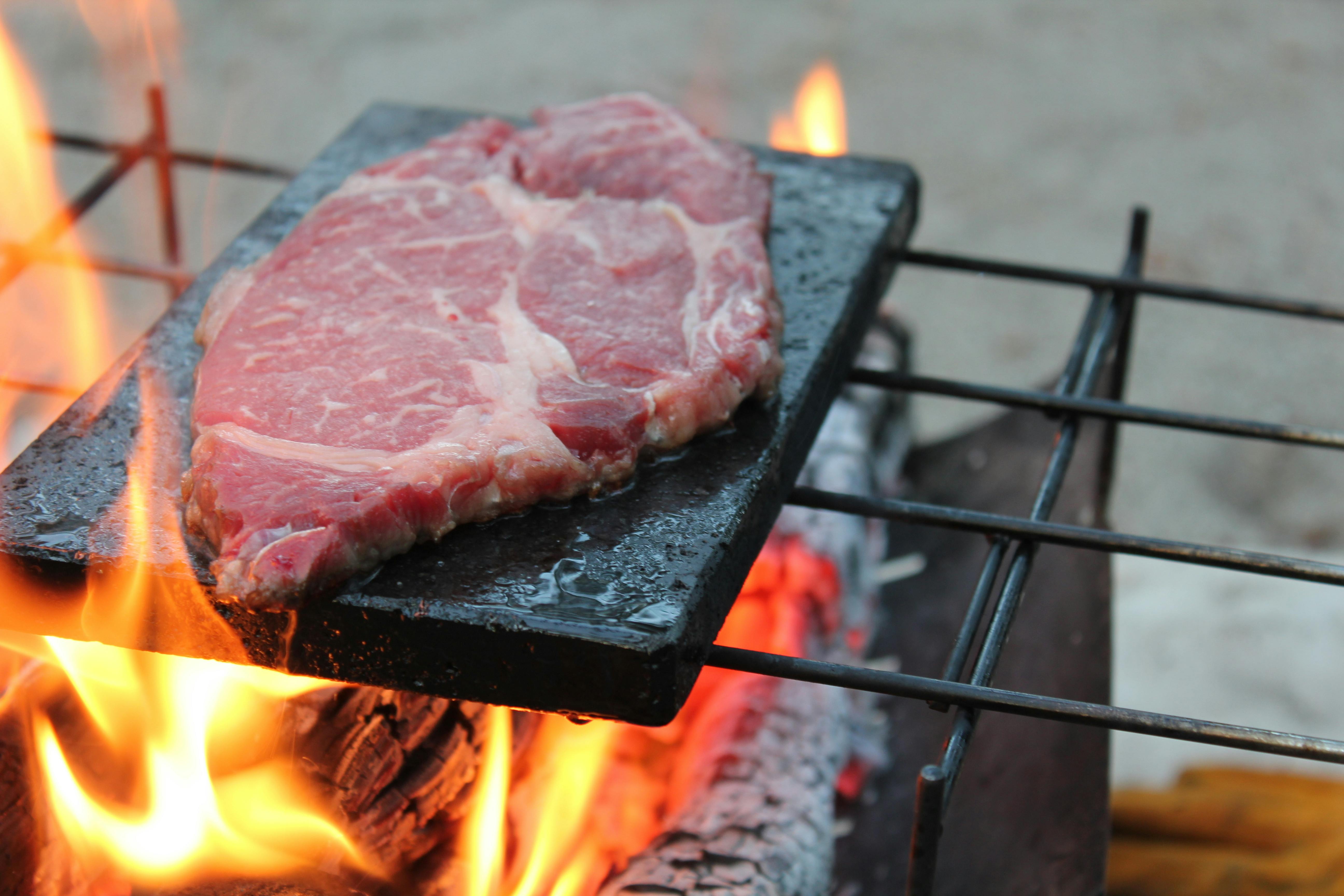 桜島溶岩パワー！肉の美味しさを引き出す自然の力「桜島溶岩プレート」 - CAMPFIRE (キャンプファイヤー)