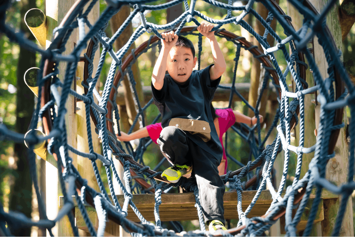 アップサイクルTシャツを着て遊具を楽しむ男の子