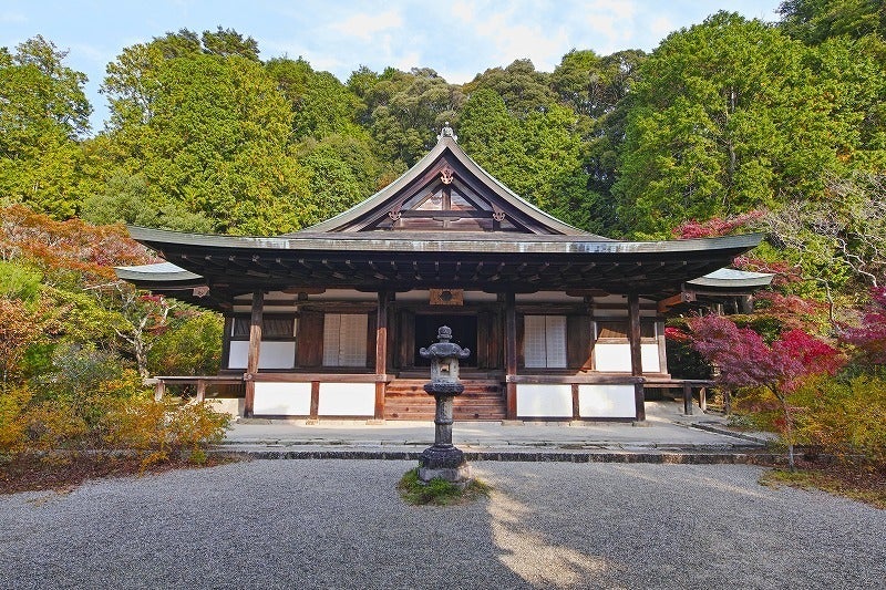 奈良・円成寺｜本堂と春日堂・白山堂を修復し、建物と堂内の仏像や柱絵