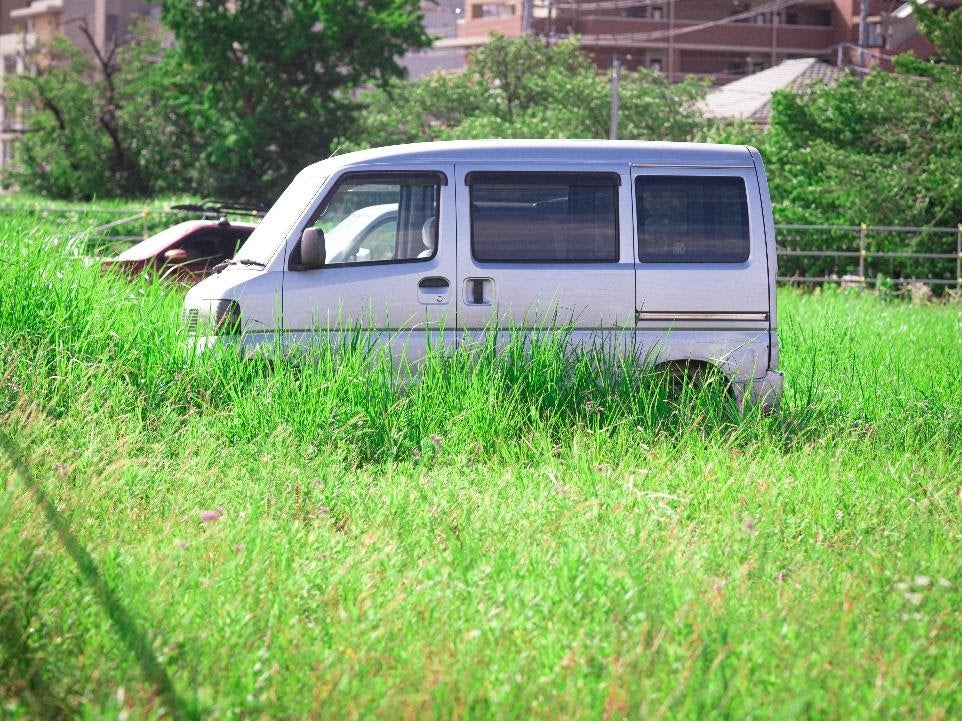 草の上にいるトラック 
自動的に生成された説明