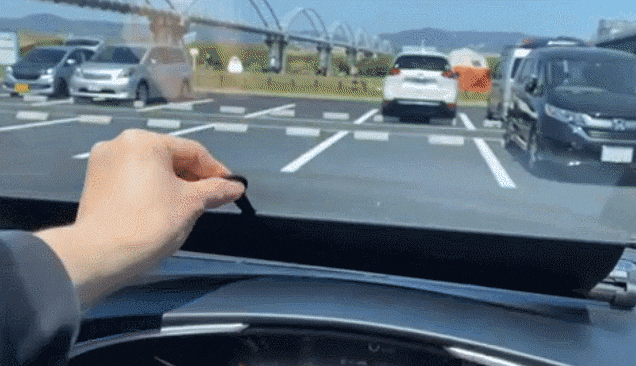 1秒で車の日差しを防ぐ】引っ張るだけのロール式！CARMAFIA