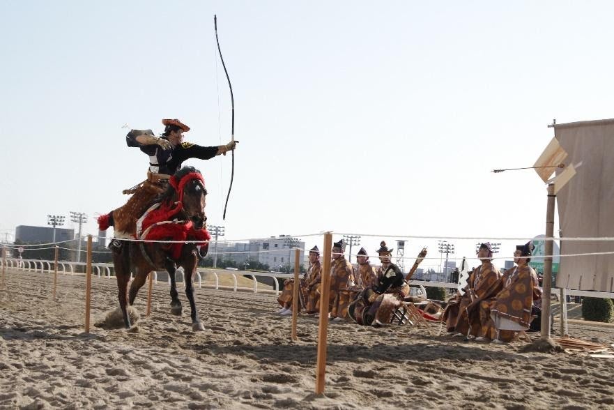 馬に乗っている人たち 
中程度の精度で自動的に生成された説明