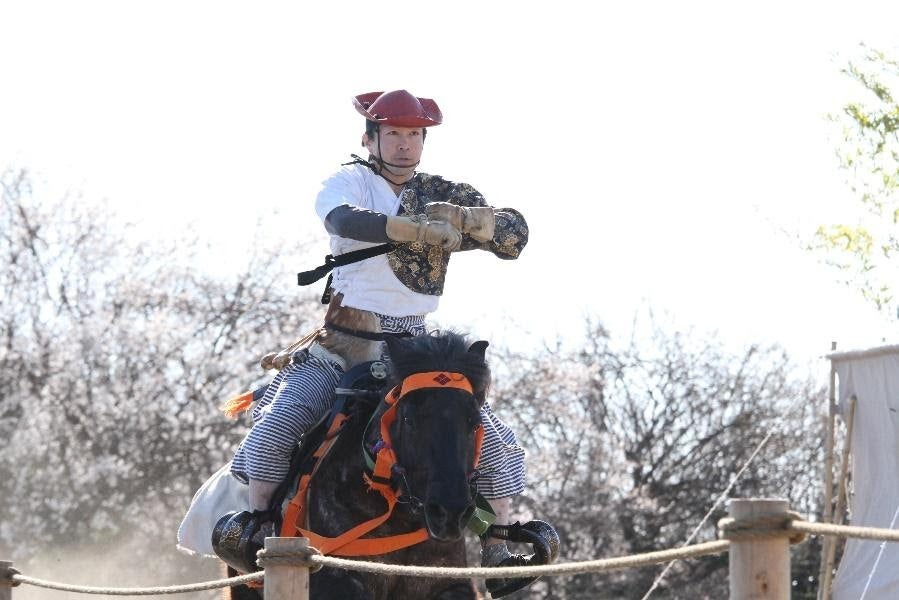 バイクに乗っている男性
低い精度で自動的に生成された説明