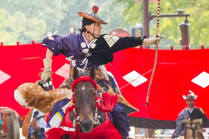 ウマ, 乗る, 男, おもちゃ が含まれている画像
自動的に生成された説明