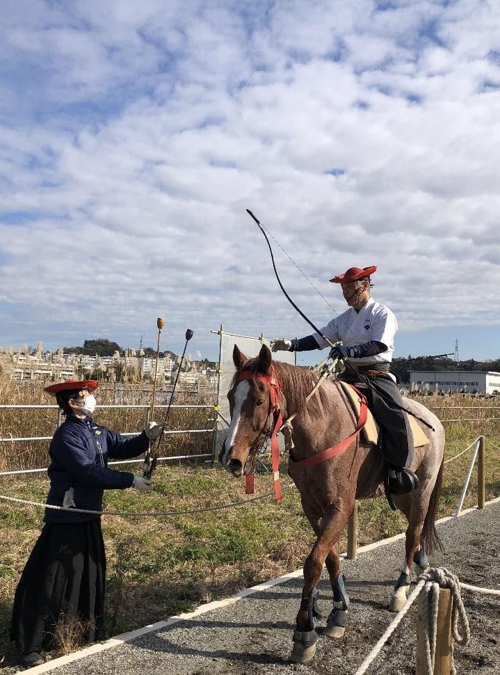 乗馬する人
自動的に生成された説明
