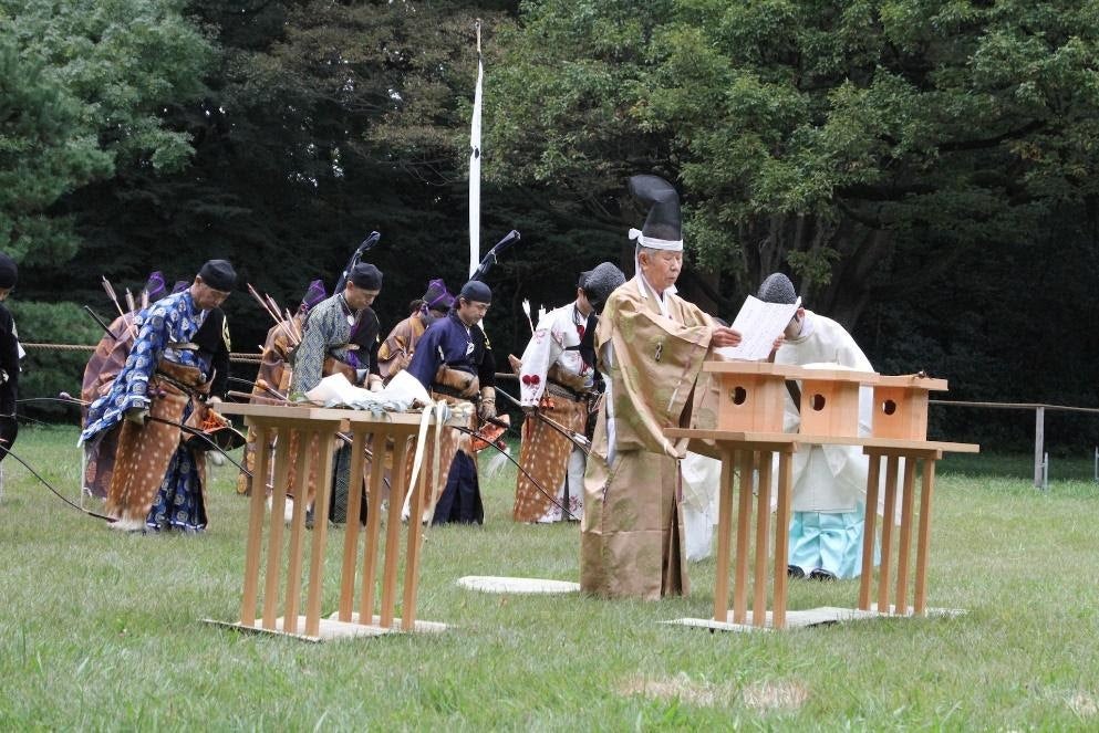草, 屋外, 公園, 民衆 が含まれている画像 
自動的に生成された説明