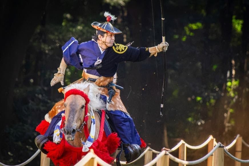 帽子をかぶっている男はジャンプしている 
自動的に生成された説明