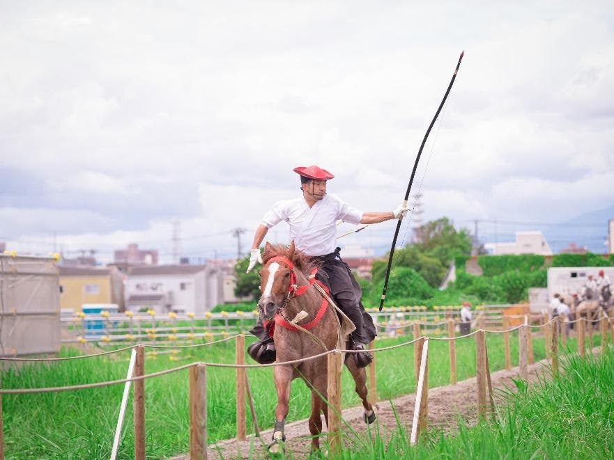 馬に乗る人
中程度の精度で自動的に生成された説明