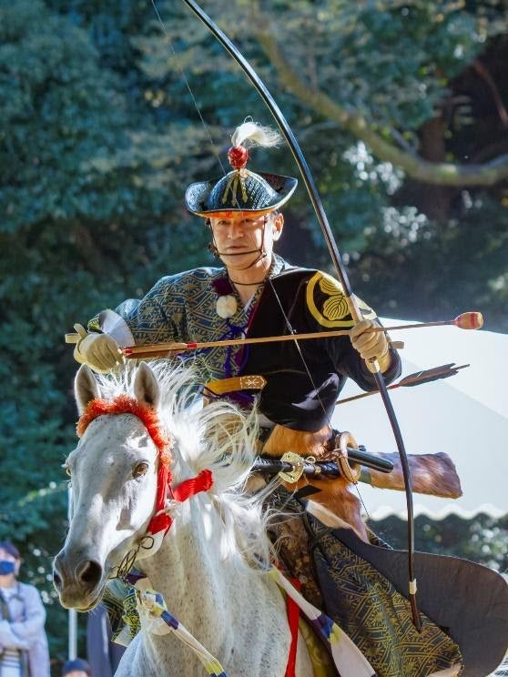 馬に乗っている人
中程度の精度で自動的に生成された説明