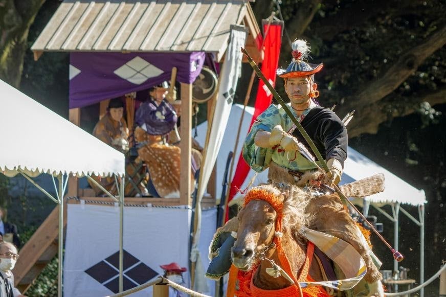 テーブル, 男, 食品, 民衆 が含まれている画像 
自動的に生成された説明