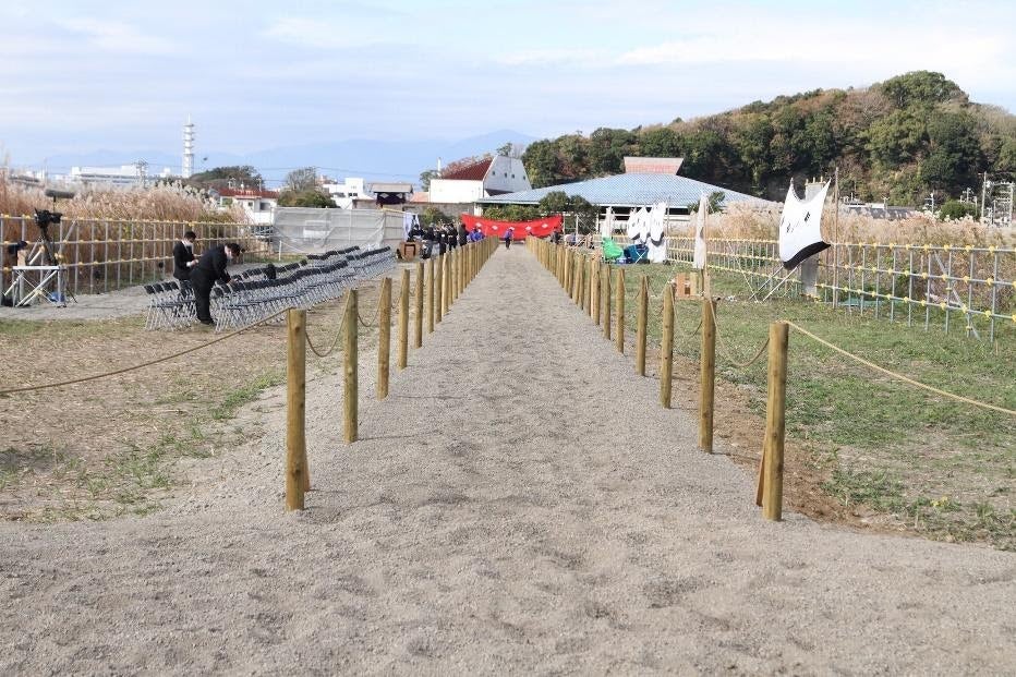 屋外, フェンス, 草, 建物 が含まれている画像
自動的に生成された説明