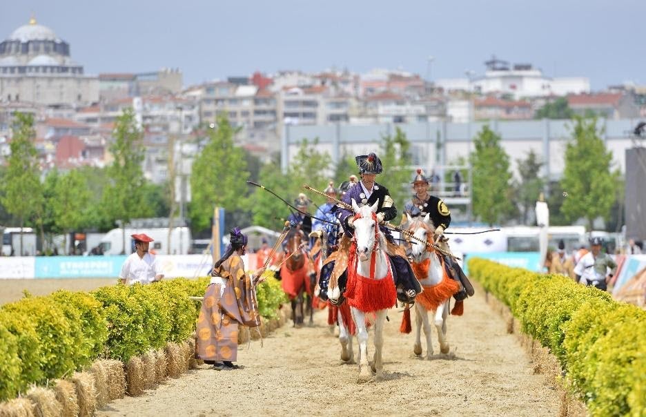 建物の前の広場にいる女性 
中程度の精度で自動的に生成された説明