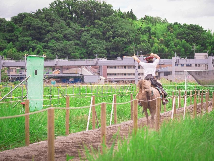 囲い地にいる馬 
中程度の精度で自動的に生成された説明