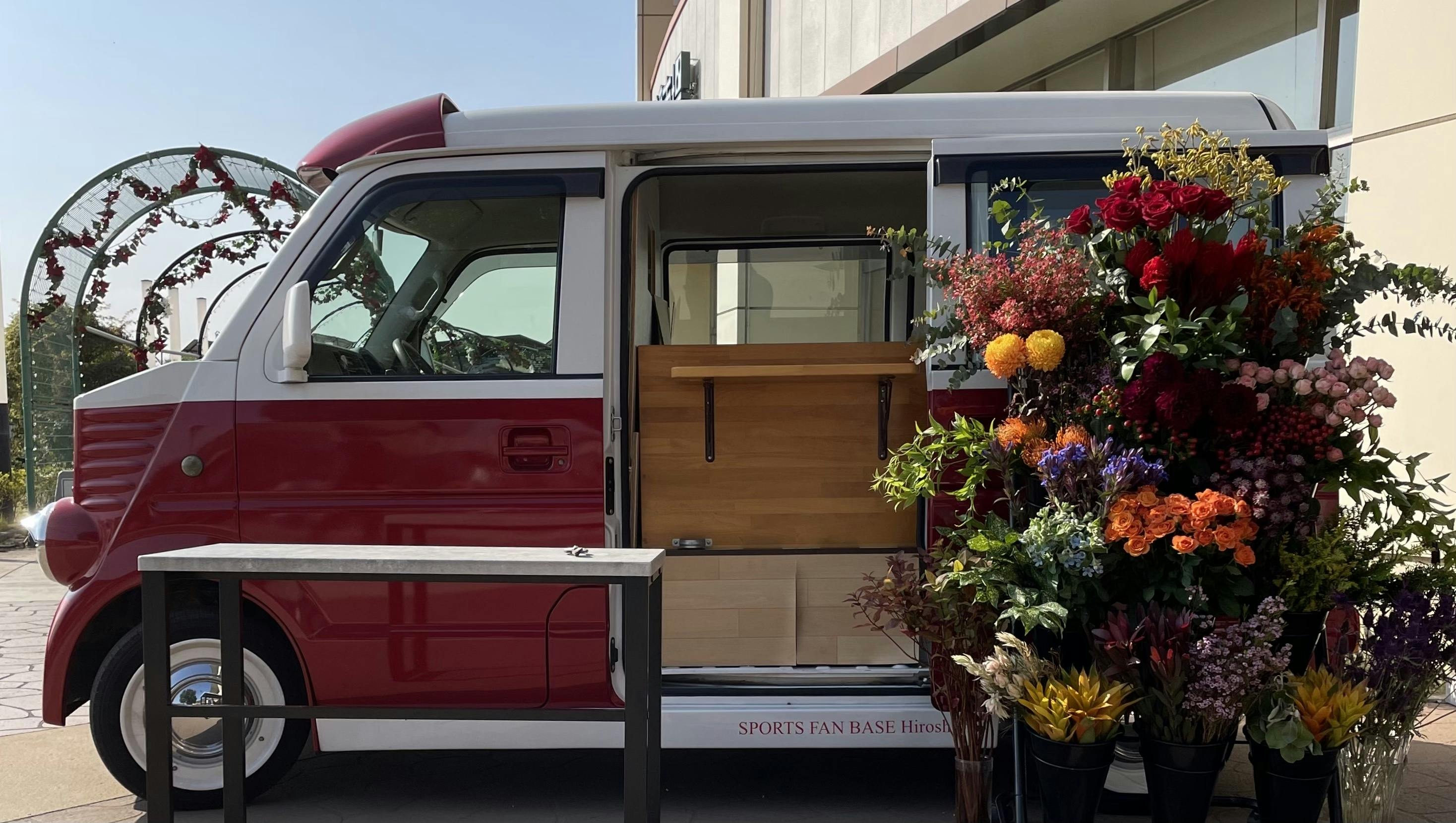 キッチンカーで花の価値を全国へ 歌う花屋 移動式花屋プロジェクト Campfire キャンプファイヤー キッチンカーで花の価値を全国へ 歌う花屋 移動式花屋プロジェクト Campfire キャンプファイヤー