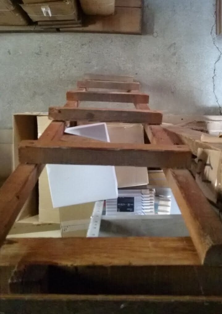 2階のロフト部分から撮影した木のはしご