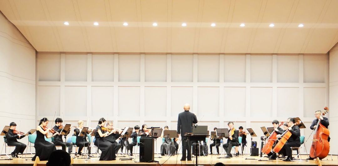 12人、立っている人、楽器を演奏している人、室内の画像のようです