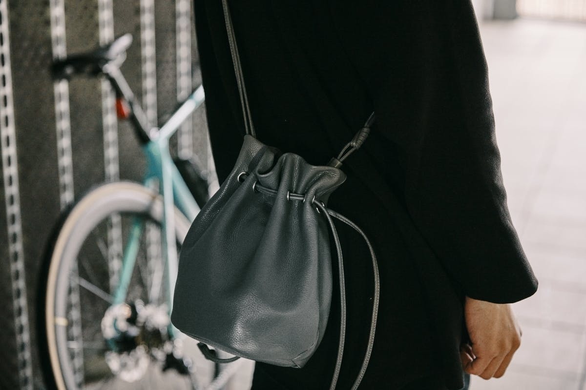 流行の巾着バッグ、正解はグレー。3WAYで使えるMigaru GRAY-BAG