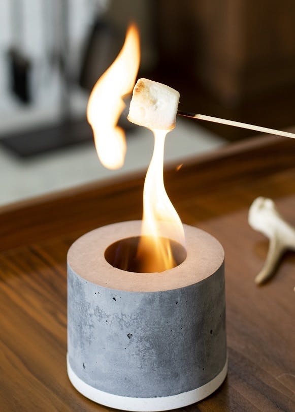 焚き火気分をカンタンに。「炎と暮らす」新発想の持ち運び式ファイヤー 