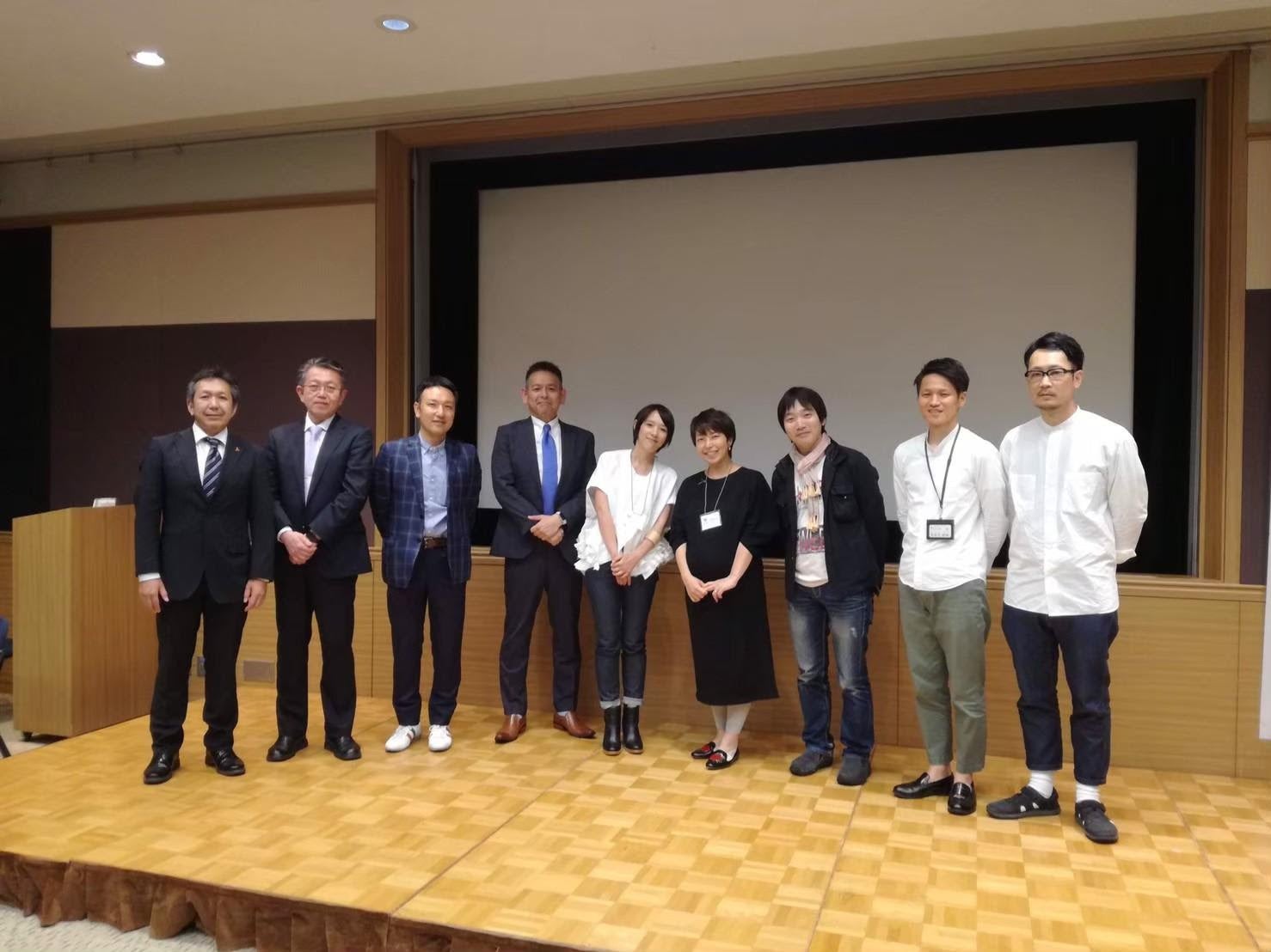 床の上に立つ人々

中程度の精度で自動的に生成された説明