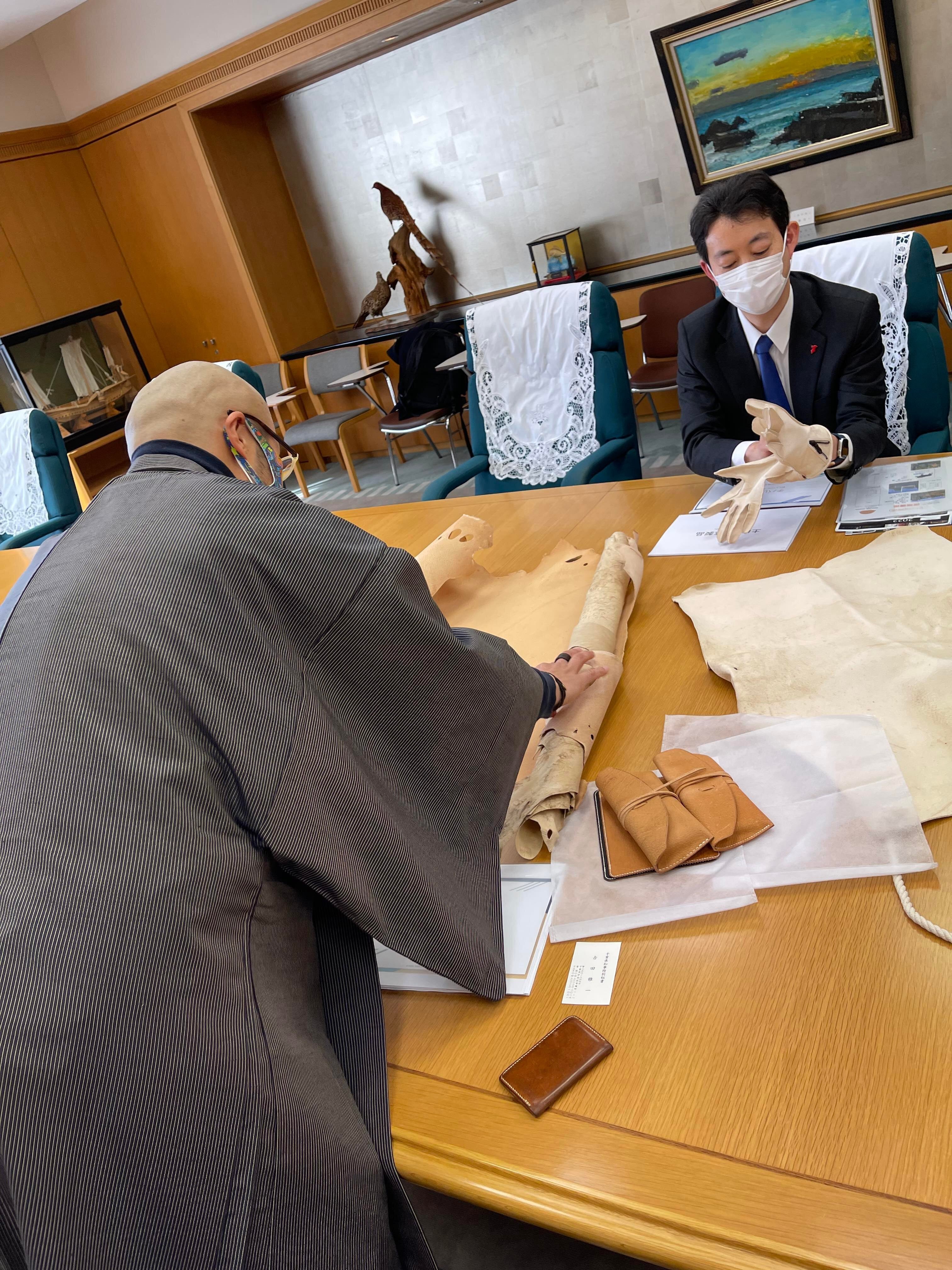熊谷知事の猪革グローブ試着