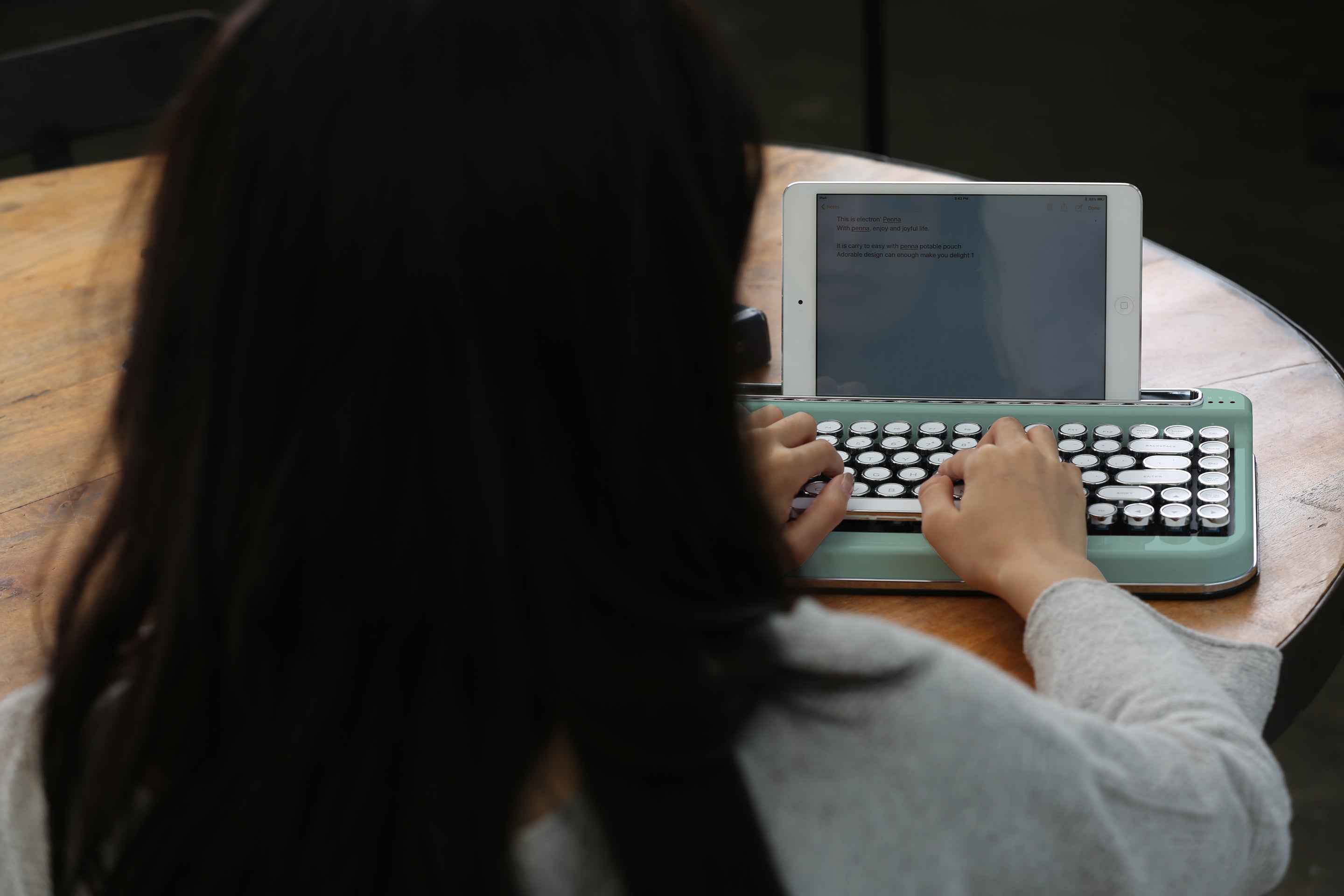 ミントチョコを思わせるタイプライターワイヤレスキーボード「PENNA