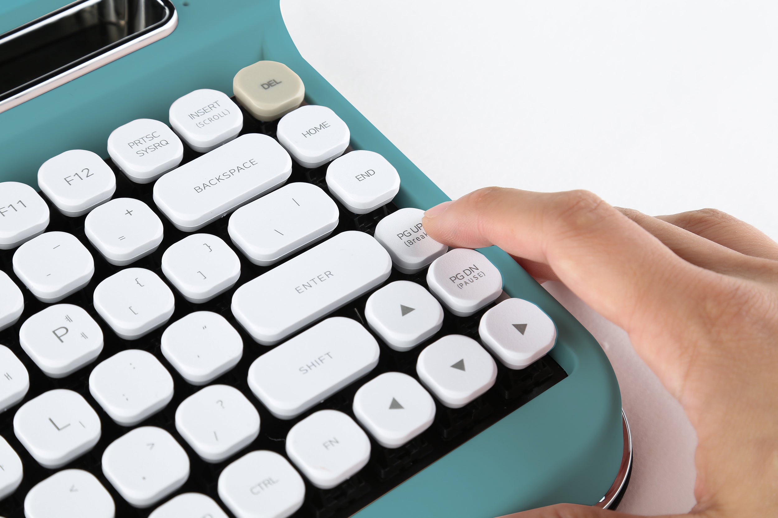 ミントチョコを思わせるタイプライターワイヤレスキーボード「PENNA