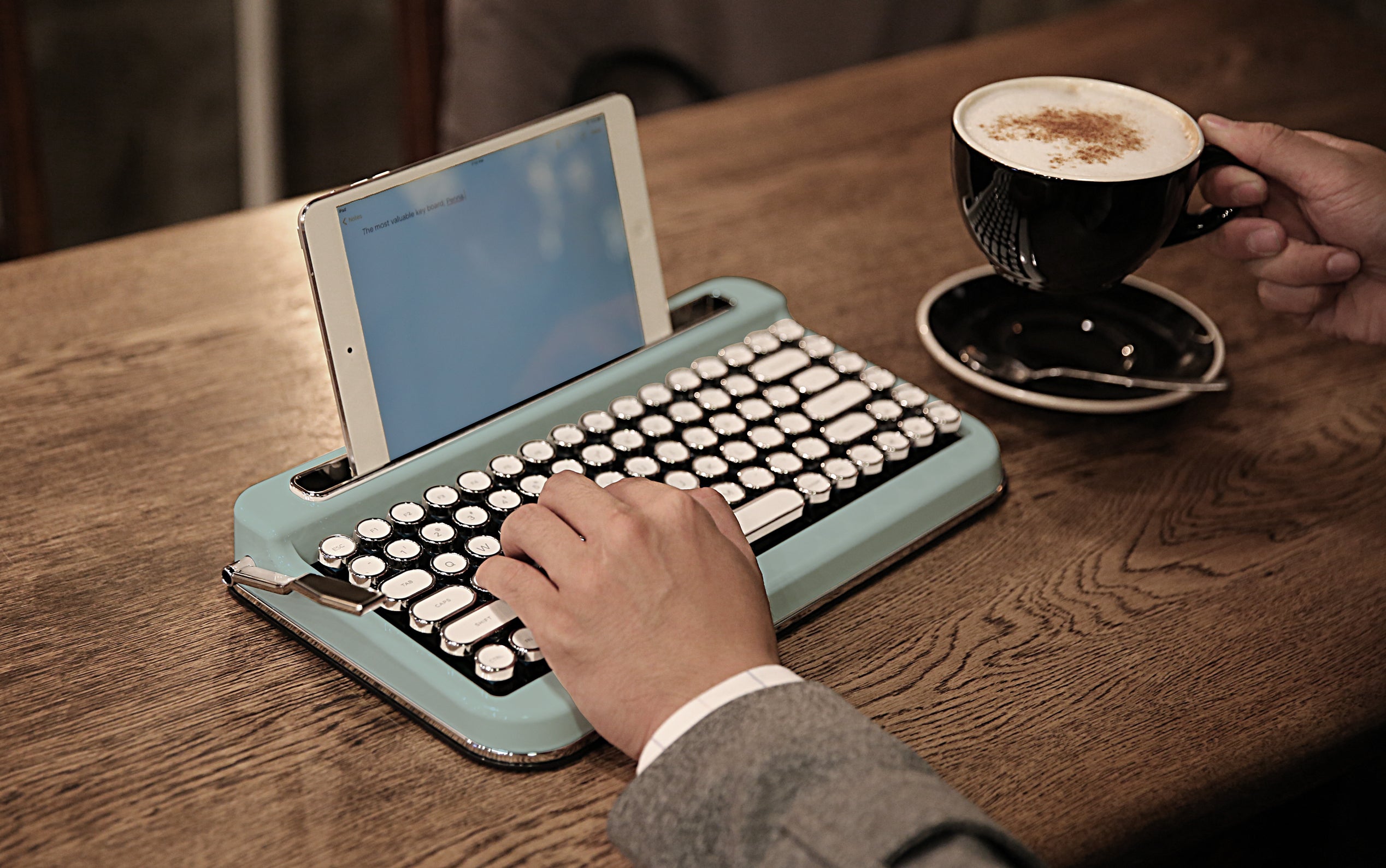 ミントチョコを思わせるタイプライターワイヤレスキーボード「PENNA