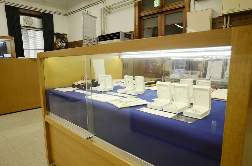 中之島図書館での当社展示ケース