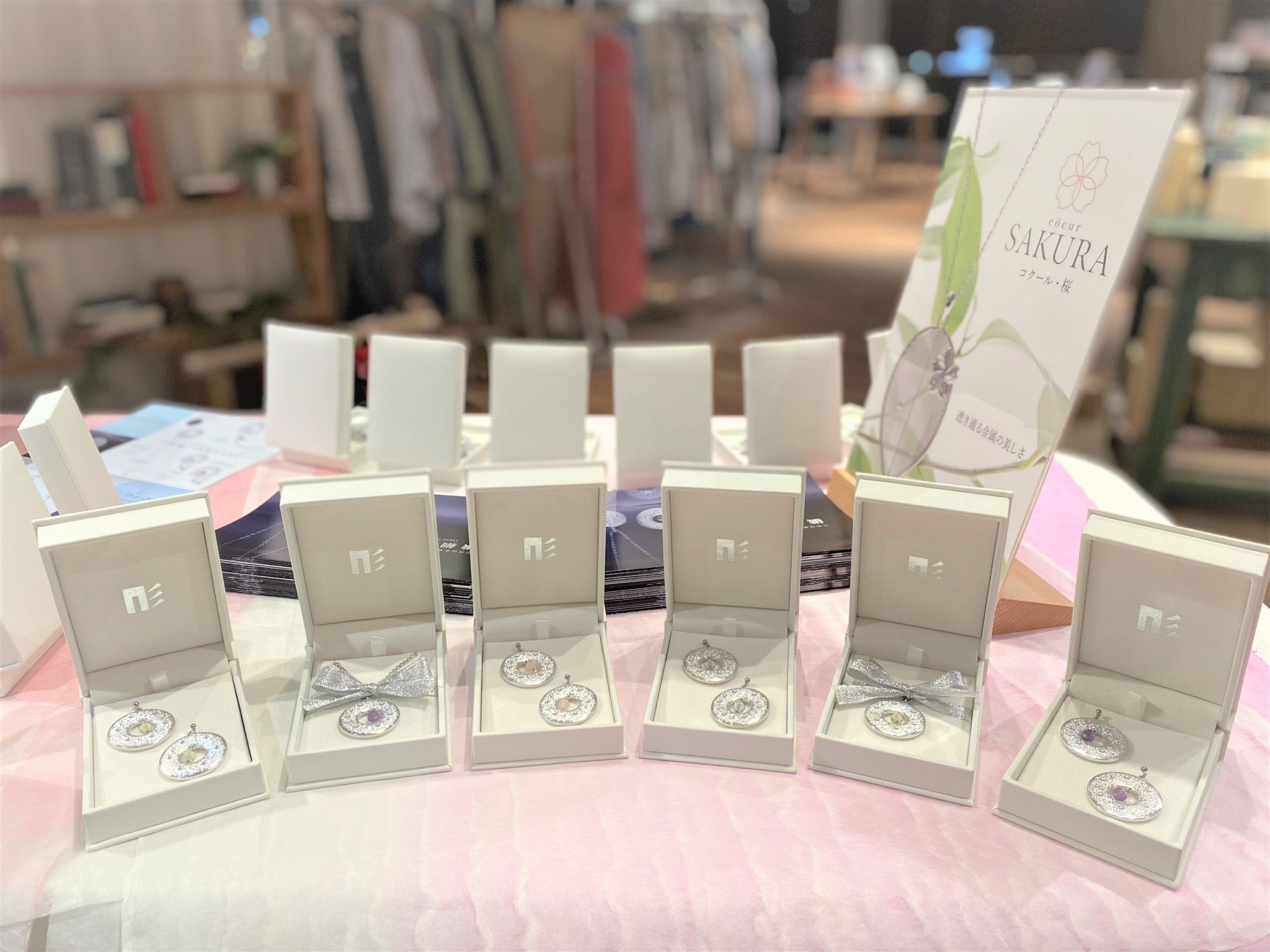 [cocur] Hana（コクール・花）【ときめき 】 バッグチャームとネックレスとピアス、天然石別の趣の違いも楽しんでください。