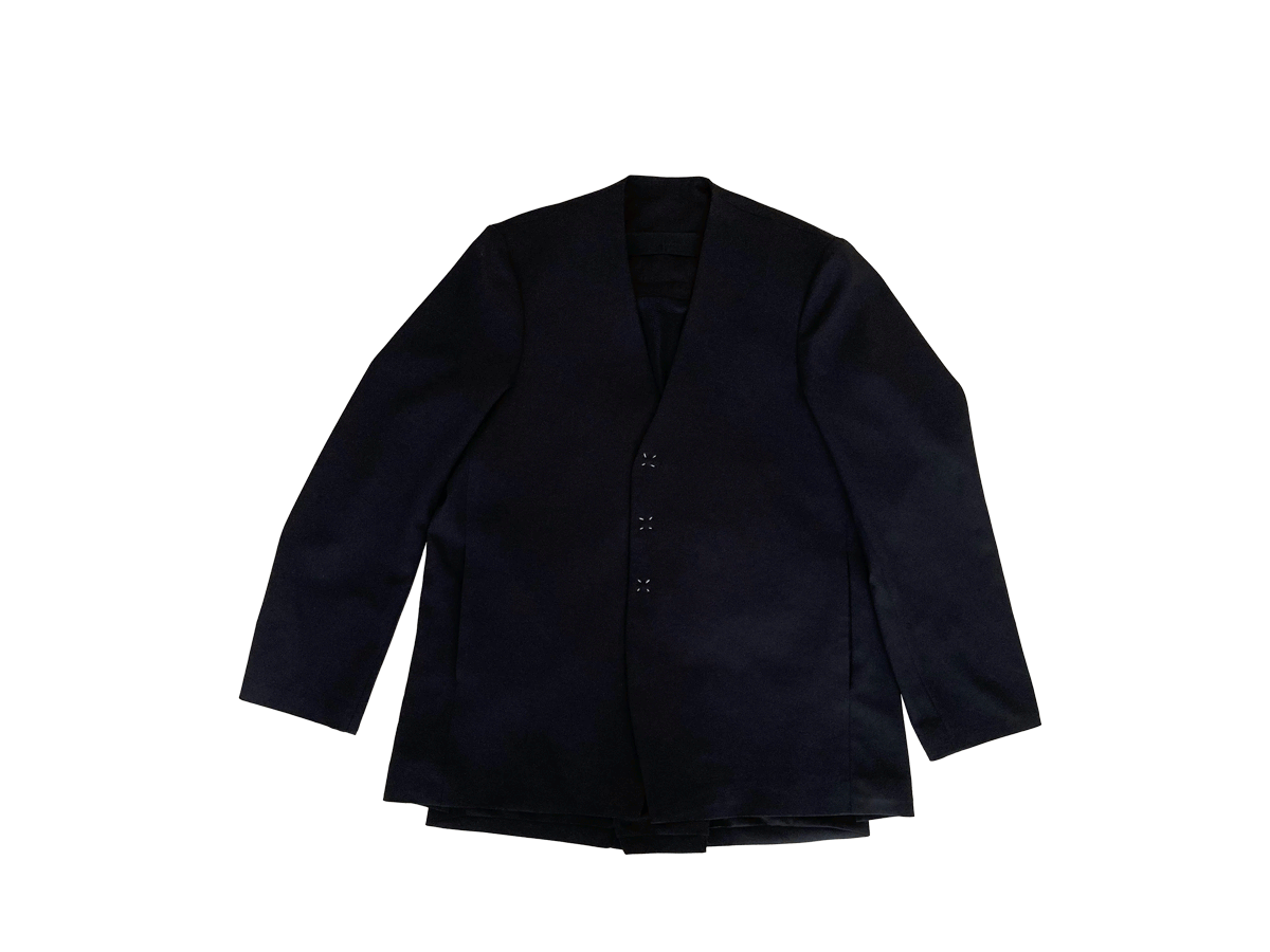 内側背面には13インチPCやA4サイズのファイルも入る大型メッシュポケット