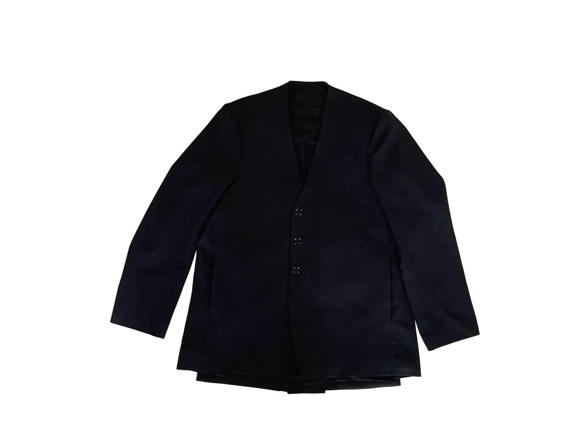 内側背面には13インチPCやA4サイズのファイルも入る大型メッシュポケット