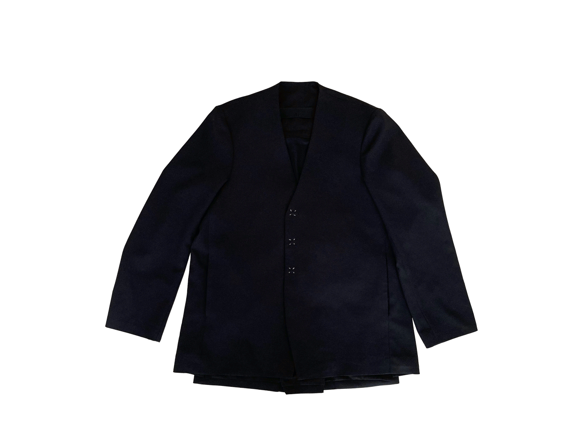 前身頃内側(下)の左右には11インチタブレットも収納可能なポケット