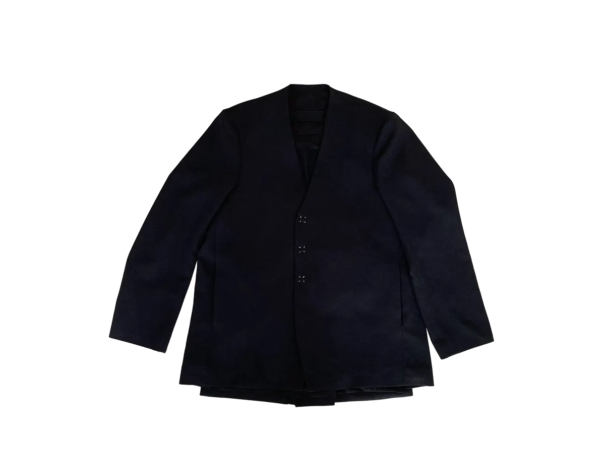 前身頃内側(下)の左右には11インチタブレットも収納可能なポケット