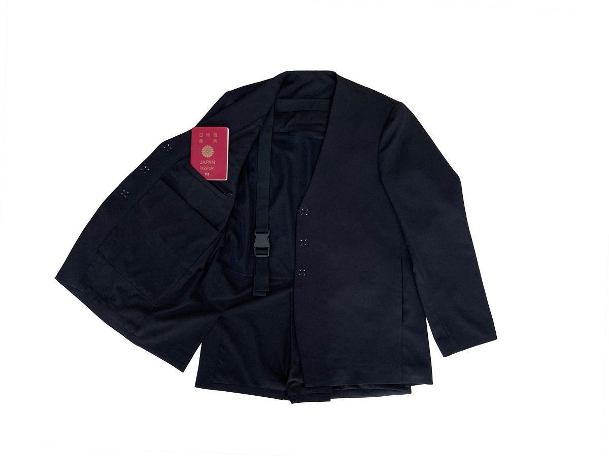 前身頃内側(上)の左右にはファスナー付きポケット。パスポートや貴重品なども安心。