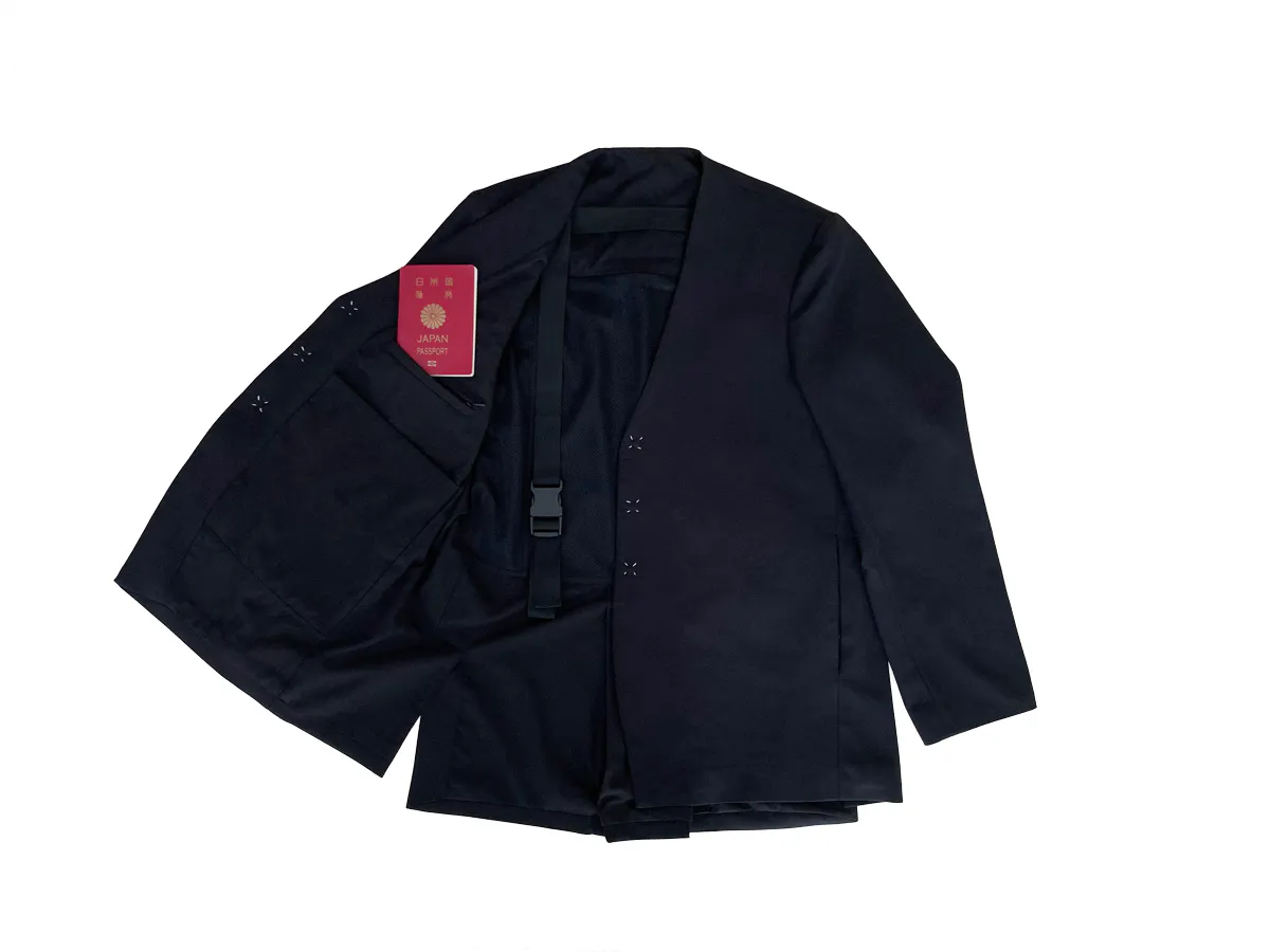 前身頃内側(上)の左右にはファスナー付きポケット。パスポートや貴重品なども安心。