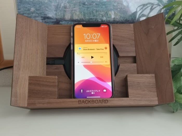 スマホの音楽をより楽しむ!音響反射装置「BACKBOARD」