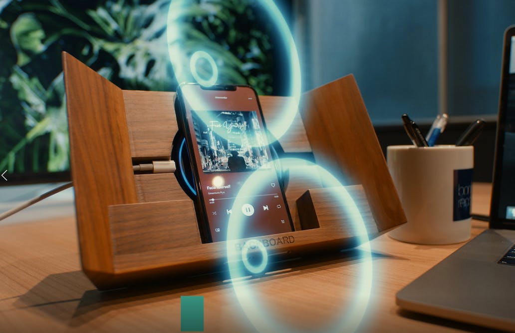 スマホの音楽をより楽しむ!音響反射装置「BACKBOARD」