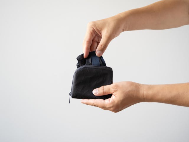 コロコロと水を弾く、わずか”28g”の軽量&防水財布!X-Pacを使った コロコロと水を弾く、わずか”28g”の軽量&防水財布!X-Pacを使った