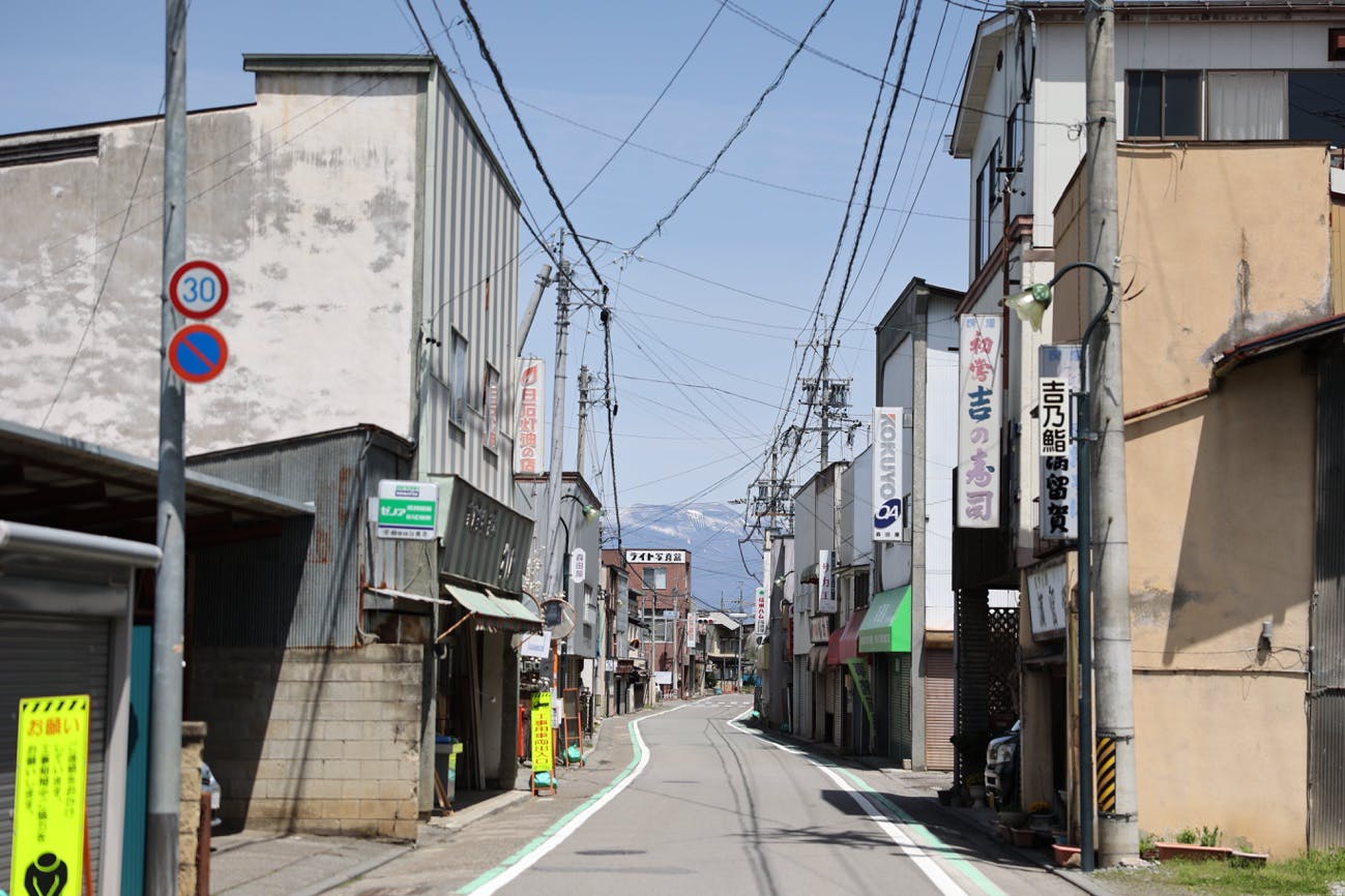 忙しい歩道で歩いている

自動的に生成された説明