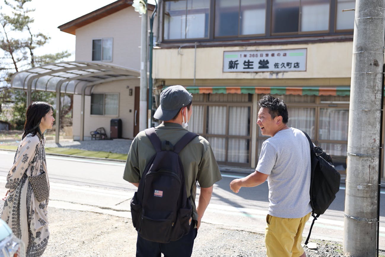 歩道を歩いている人たち

自動的に生成された説明