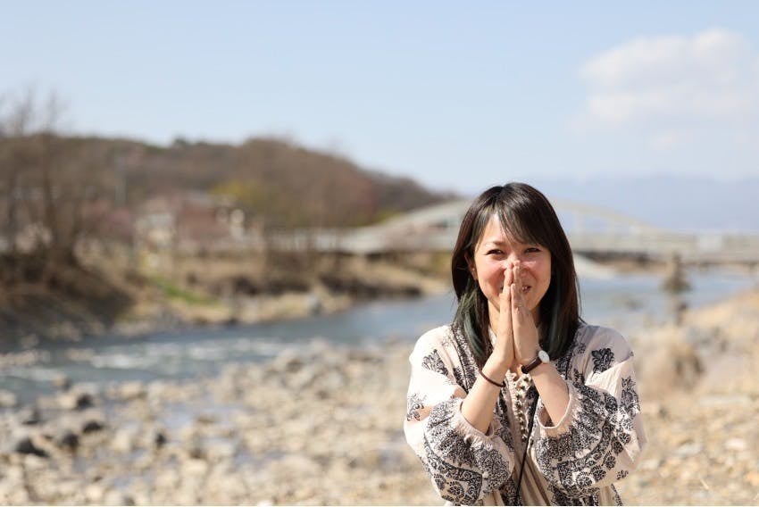 砂の上に立っている女性
自動的に生成された説明