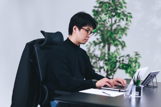 人間工学に基づいて作られた、姿勢を保つ超集中ワークチェア