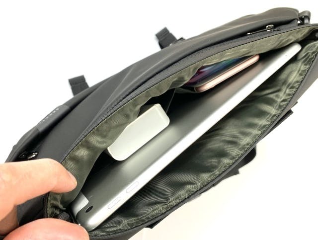 拡張できるスリングバッグ SEKKEI S-sling 一眼レフカメラも収納可能 拡張できるスリングバッグ SEKKEI S-sling 一眼レフカメラも収納