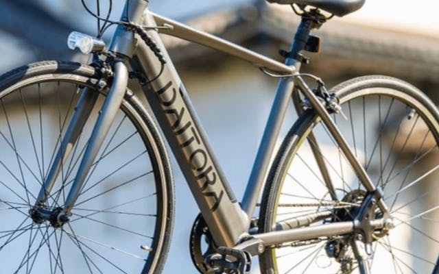 クロスバイクなのに電動機付き!移動におすすめ「DAITORA-BIKE」